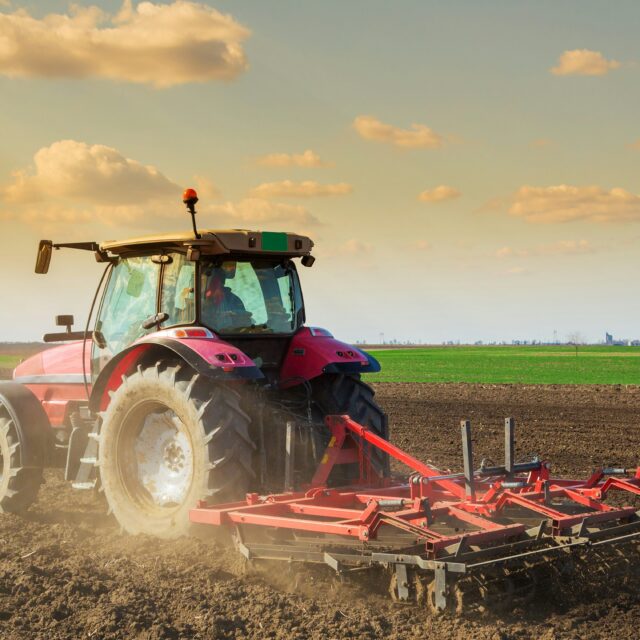 https://grupoct.com/wp-content/uploads/2025/02/tractor-plowing-field-sunset-640x640.jpg